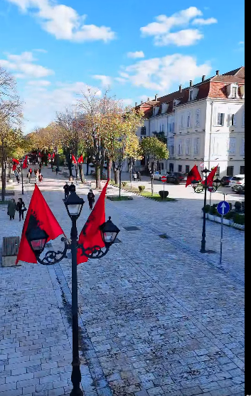 Shkodra e veshur kuqezi për festat e mëdha të shqiptarëve
