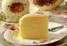 Kek i Butë me Tre Përbërës – Receta e Thjeshtë me Shije të Lehtë