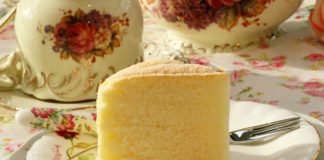 Kek i Butë me Tre Përbërës – Receta e Thjeshtë me Shije të Lehtë