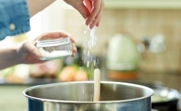 Kur Është Koha e Duhur Për të Shtuar Kripën në Gatim