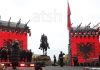 Parada e shqiptarëve, ngrihet flamuri në sheshin “Skënderbej”