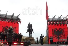 Parada e shqiptarëve, ngrihet flamuri në sheshin “Skënderbej”