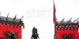 Parada e shqiptarëve, ngrihet flamuri në sheshin “Skënderbej”