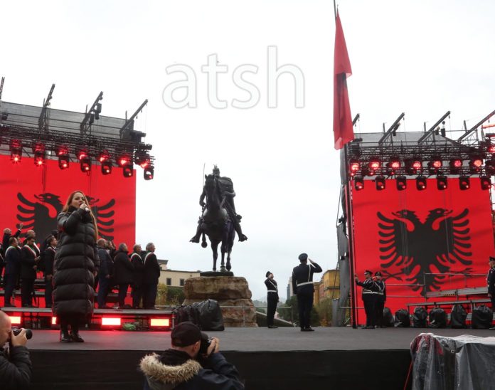Parada e shqiptarëve, ngrihet flamuri në sheshin “Skënderbej”