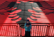 Mbi 1 mln palosje letrash, flamuri shqiptar më i madhi i krijuar me origami gati për në Guinness