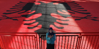 Mbi 1 mln palosje letrash, flamuri shqiptar më i madhi i krijuar me origami gati për në Guinness