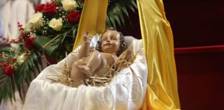 Besimtarët e krishterë festojnë Krishtlindjen