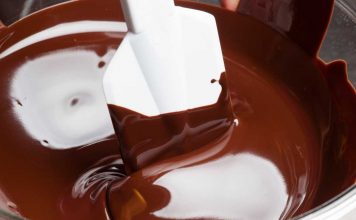 4 Llojet e Ushqimeve që Duhet të Shmangni Kur Jeni të Stresuar