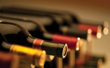 Atmosferë festive në Durrës, panairi ‘Verë dhe Traditë’ mbledh qindra qytetarë në shesh