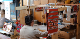 Të rinjtë mbajnë gjallë traditën e tapeteve artizanale në Kukës