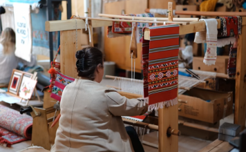 Të rinjtë mbajnë gjallë traditën e tapeteve artizanale në Kukës