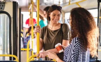 Pse bisedimi me të panjohur përmirëson humorin?