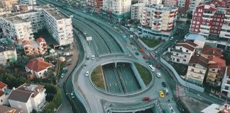 Nis betonimi i këmbëve të urës që lidh lotet 4 dhe 5 të Unazës së Madhe të Tiranës