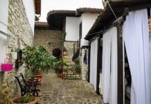 Bujtina në Mangalem, banesa e rrallë karakteristike që mirëpret turistë vendas e të huaj