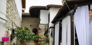 Bujtina në Mangalem, banesa e rrallë karakteristike që mirëpret turistë vendas e të huaj