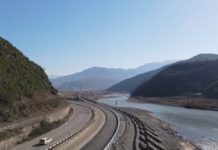 Nis asfaltimi në Lotin 1 të aksit Elbasan-Qafë Thanë