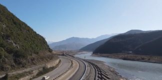 Nis asfaltimi në Lotin 1 të aksit Elbasan-Qafë Thanë