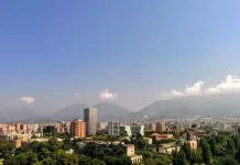 Blogerët spanjollë promovojnë 10 atraksionet turistike në Tiranë