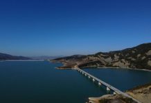 Gramshi i fshehur mes maleve, i kthyer në një oaz të mikpritjes turistike