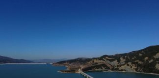 Gramshi i fshehur mes maleve, i kthyer në një oaz të mikpritjes turistike