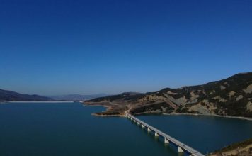 Gramshi i fshehur mes maleve, i kthyer në një oaz të mikpritjes turistike