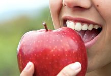 Dhëmbë të Bardhë dhe të Fortë – Çfarë Duhet të Konsumoni