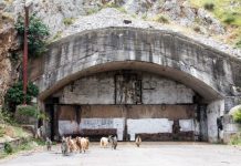 Ekspozita “Remains of Paranoia” çon në Korçë fragmente nga Shqipëria komuniste