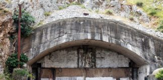 Ekspozita “Remains of Paranoia” çon në Korçë fragmente nga Shqipëria komuniste