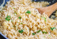 Oriz me Krem Qumështi dhe Erëza – Receta me Shije Fantastike