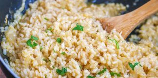 Oriz me Krem Qumështi dhe Erëza – Receta me Shije Fantastike