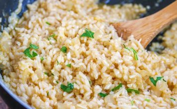 Oriz me Krem Qumështi dhe Erëza – Receta me Shije Fantastike