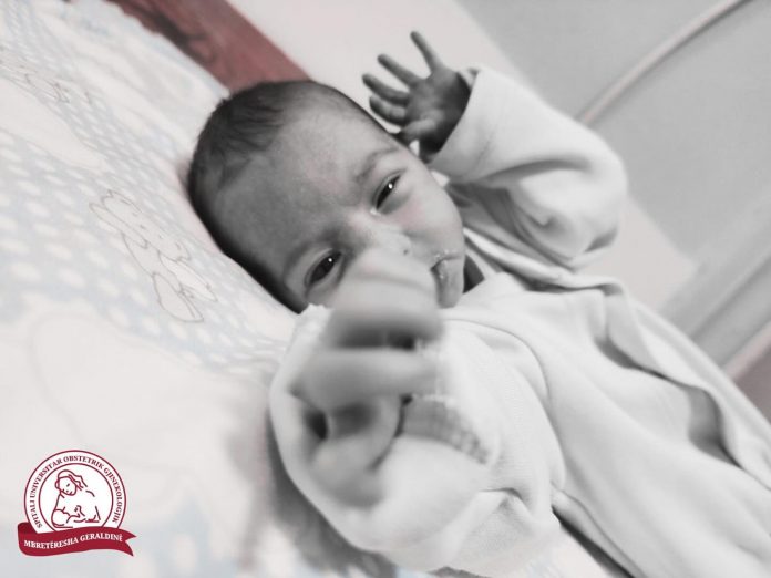 Raina e vogël, fiton betejën për jetën në maternitetin “Mbretëresha Geraldinë”