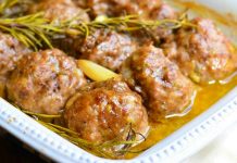 Qofte Furre me Rozmarinë dhe Hudhër – Receta me Shije të Mrekullueshme