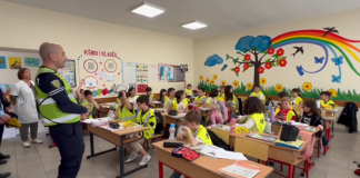 Siguria rrugore, Policia bashkëbisedim me nxënës të shkollave në Tiranë