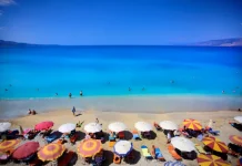 “The Sun”: Shqipëria – ‘Plazhi i Pasqyrave’ mahnit me ujërat e ndezura bruz