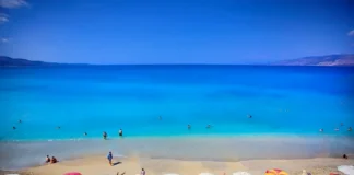 “The Sun”: Shqipëria – ‘Plazhi i Pasqyrave’ mahnit me ujërat e ndezura bruz