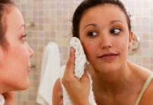 Pse nuk Duhet të Përdorni një Peshqir për të Fshirë Fytyrën Tuaj