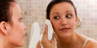 Pse nuk Duhet të Përdorni një Peshqir për të Fshirë Fytyrën Tuaj