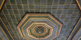 Tradita e tavaneve dekorative në banesat karakteristike të Beratit