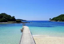 “Mirror”: Turistët dynden në Shqipëri – destinacionin me ujëra të pastra kristal dhe resorte mahnitëse