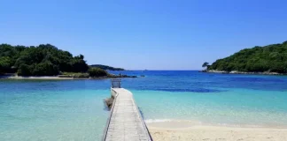 “Mirror”: Turistët dynden në Shqipëri – destinacionin me ujëra të pastra kristal dhe resorte mahnitëse