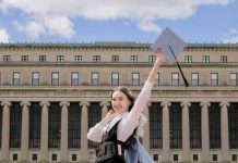 Studentja në “Columbia” vesh xhubletën ditën e diplomimit