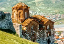 “CN Traveller”: Tirana dhe Berati mes qyteteve më të lira evropiane për të kaluar pushimet
