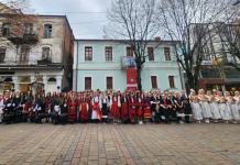 Paradë me kostume kombëtare në 108-vjetorin e Republikës Autonome të Korçës