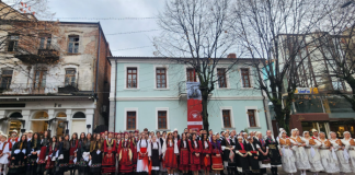 Paradë me kostume kombëtare në 108-vjetorin e Republikës Autonome të Korçës