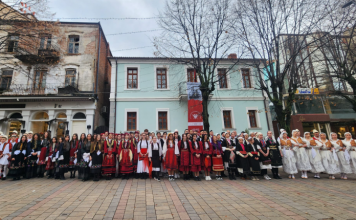 Paradë me kostume kombëtare në 108-vjetorin e Republikës Autonome të Korçës