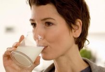 Një gotë qumësht në ditë ul rrezikun e kancerit të zorrëve me gati një të pestën