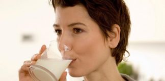 Një gotë qumësht në ditë ul rrezikun e kancerit të zorrëve me gati një të pestën