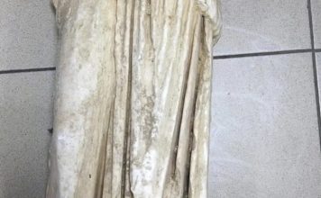 Një statujë 2 000-vjeçare gjendet e braktisur… në një qese plehrash!