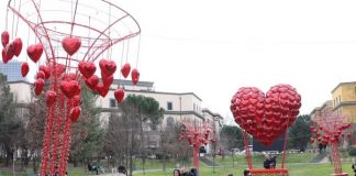 Fotogaleri/ Shën Valentini “vesh” me të kuqe kryeqytetin, ja dhuratat e personalizuara